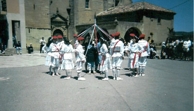 Dantzaris interpretando la danza tpica de Laguardia