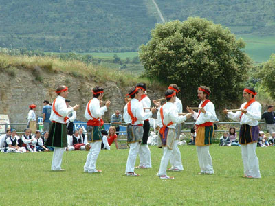 Dantzaris con la vestimenta típica de este baile