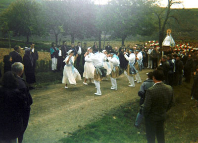 Dantzaris bailando frente a la Virgen