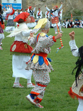 Niños bailando la danza tradicional de Elciego