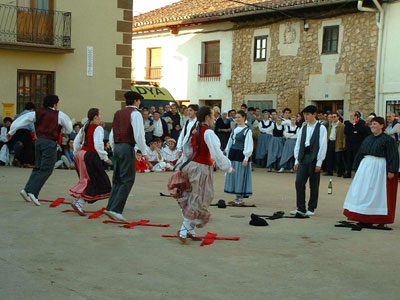 Dantzaris de Aramayona bailando la danza tpica