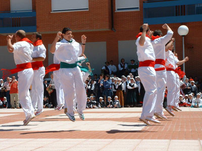 Dantzaris bailando la danza tpica de Oyn